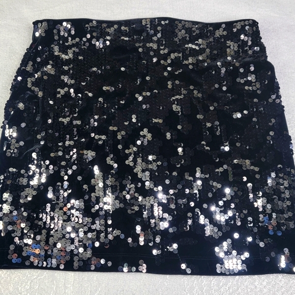 Express Black Sequin Mini Skirt Stretchy elastic waist Comfortable Size Medium - Picture 1 of 6